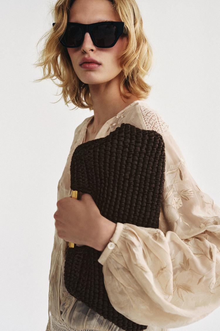 BOLSA CLUTCH CON CORPO TRENZADO