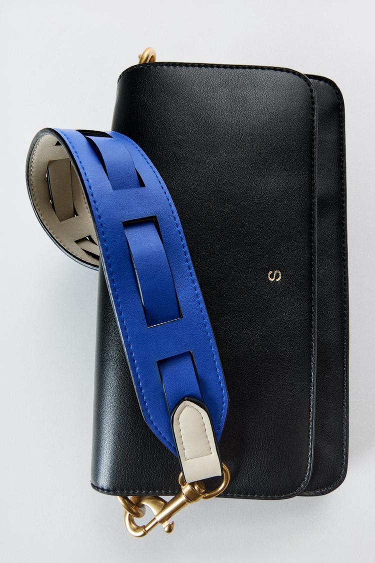 BOLSO A BANDOLERA CON DETALHE NA TIRANTE