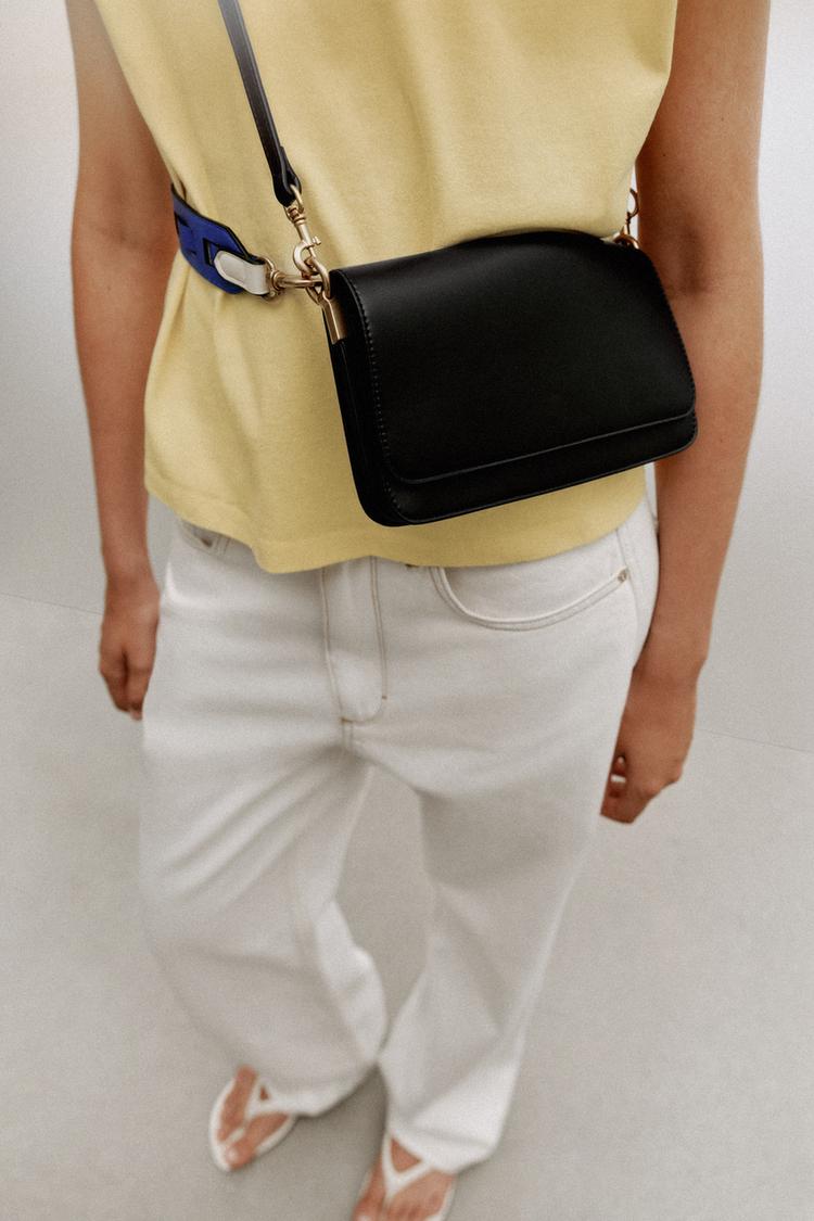 BOLSO A BANDOLERA CON DETALHE NA TIRANTE
