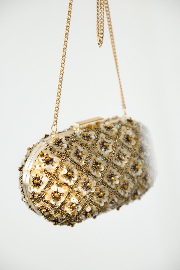 CLUTCH CON ABALORIOS